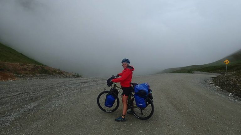 Alaska mgła z rowerem